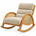 Fauteuil à bascule beige à dossier segmenté et côtés tressés arrondis